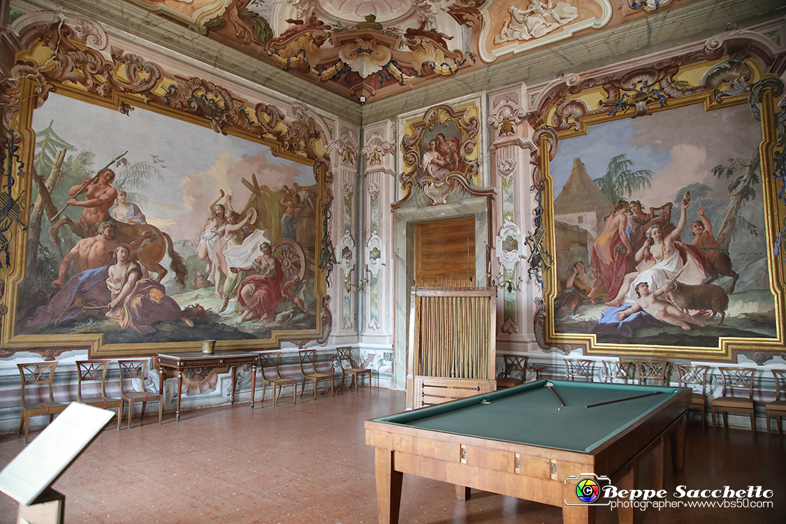 VBS_6736 - Villa Pisani - Stra (Venezia).jpg - SALA DEL TRIONFO DI BACCO  Entrando nella sala colpisce immediatamente la pienezza della decorazione pittorica che risale al '700. L'opera fu realizzata verso il 1770 da Jacopo Guarana (1720-1808) con scene ispirate al mito di Bacco e al tema musicale del Baccanale. Sul soffitto le nozze di Bacco e Arianna. 